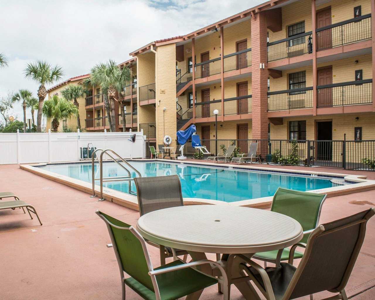 Rodeway Inn & Suites Tampa - Pool-1