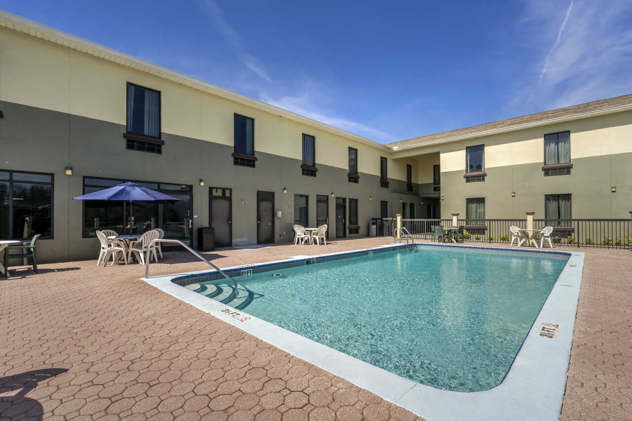 Rodeway Inn Wesley Chapel - Outdoor Pool-2