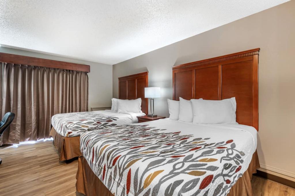 Red Roof Inn & Suites Sulphur Springs - Two Double Bedroom-5