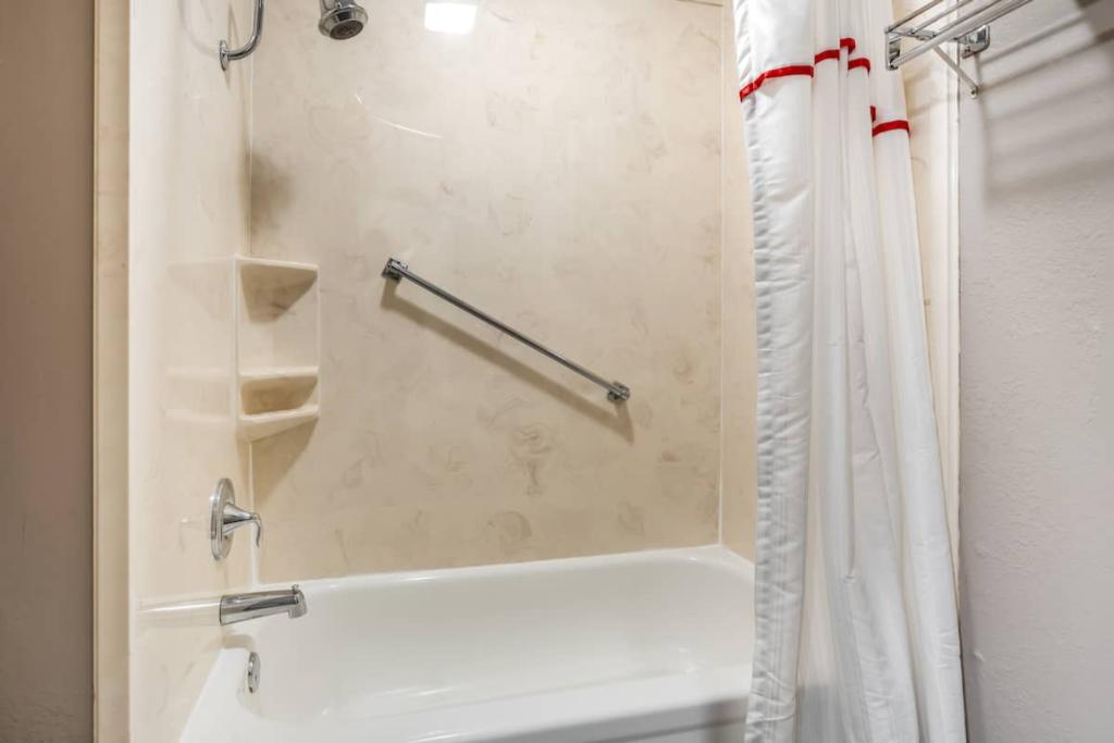 Red Roof Inn & Suites Sulphur Springs - Room Bathroom-1