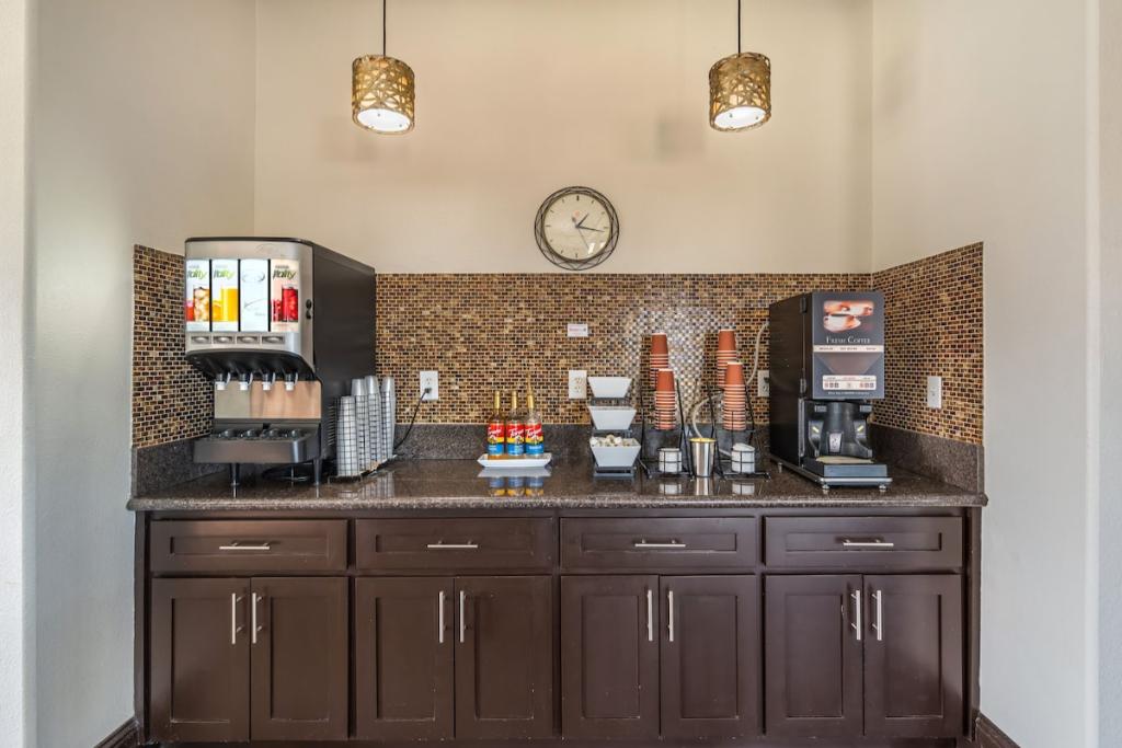 Red Roof Inn & Suites Sulphur Springs - Breakfast Area-1