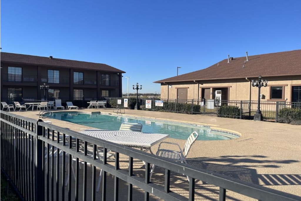 Red Roof Inn & Suites Sulphur Springs - Outdoor Pool