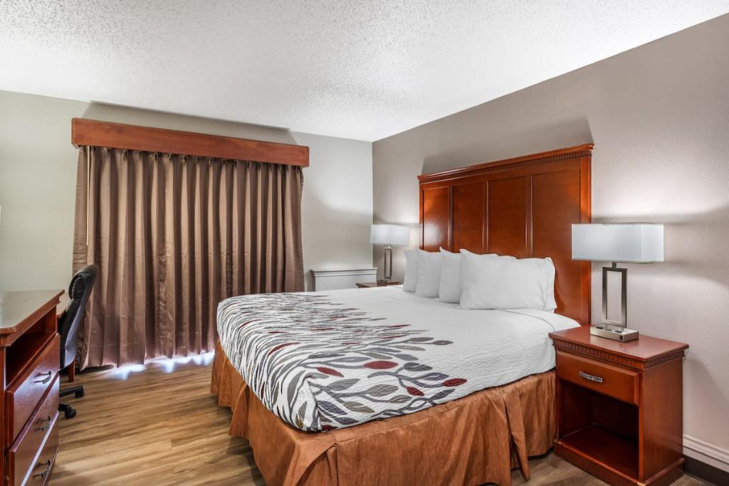 Red Roof Inn & Suites Sulphur Springs - Single Bedroom-1