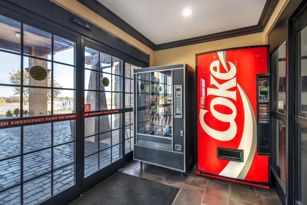 Red Roof Inn & Suites Sulphur Springs - Vending Area