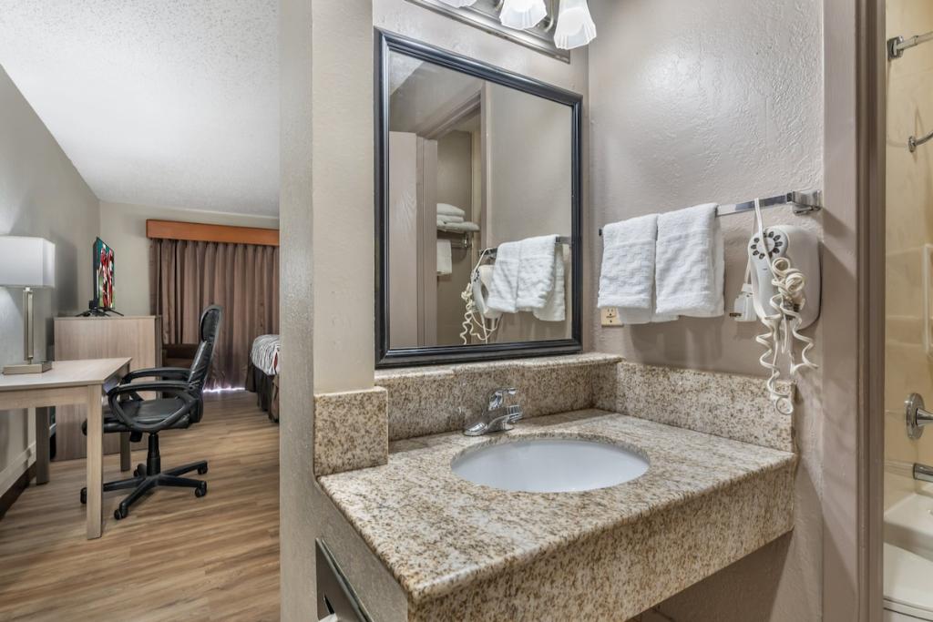 Red Roof Inn & Suites Sulphur Springs - Room Bathroom-2