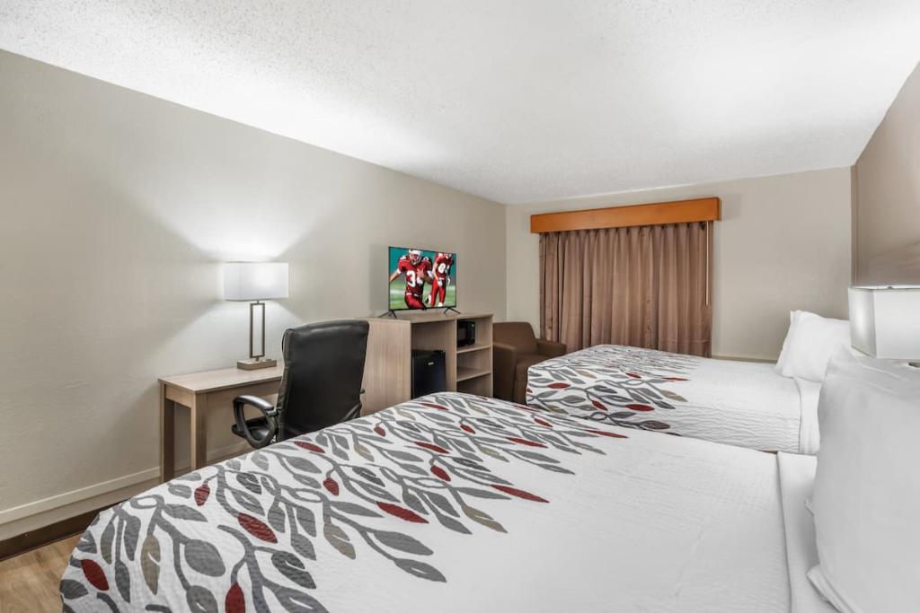 Red Roof Inn & Suites Sulphur Springs - Two Double Bedroom-4