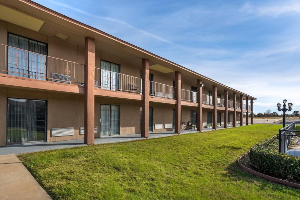 Red Roof Inn & Suites Sulphur Springs - Hotel Exteriro-3