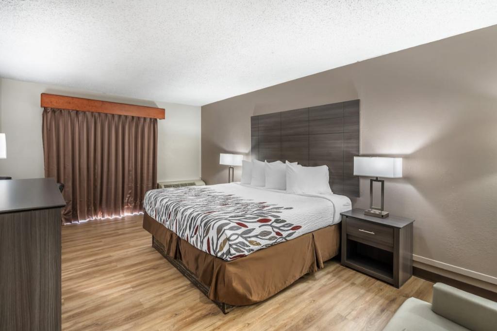 Red Roof Inn & Suites Sulphur Springs - Single Bedroom-2