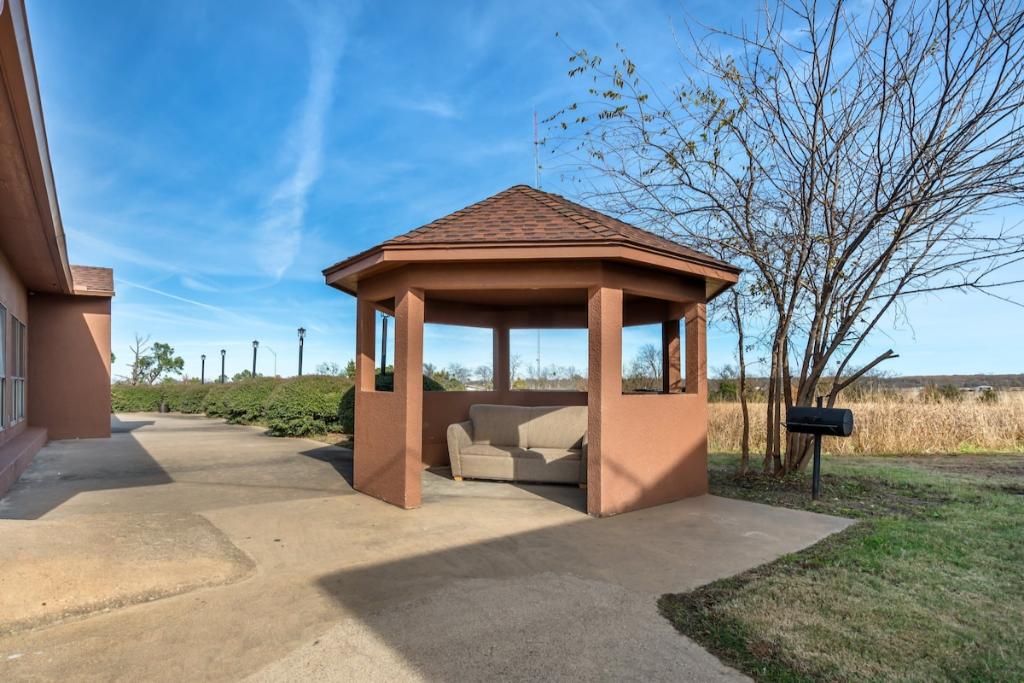 Red Roof Inn & Suites Sulphur Springs - BBQ-Picnic Area