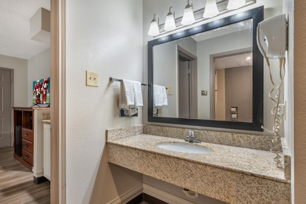 Red Roof Inn & Suites Sulphur Springs - Room Bathroom-3