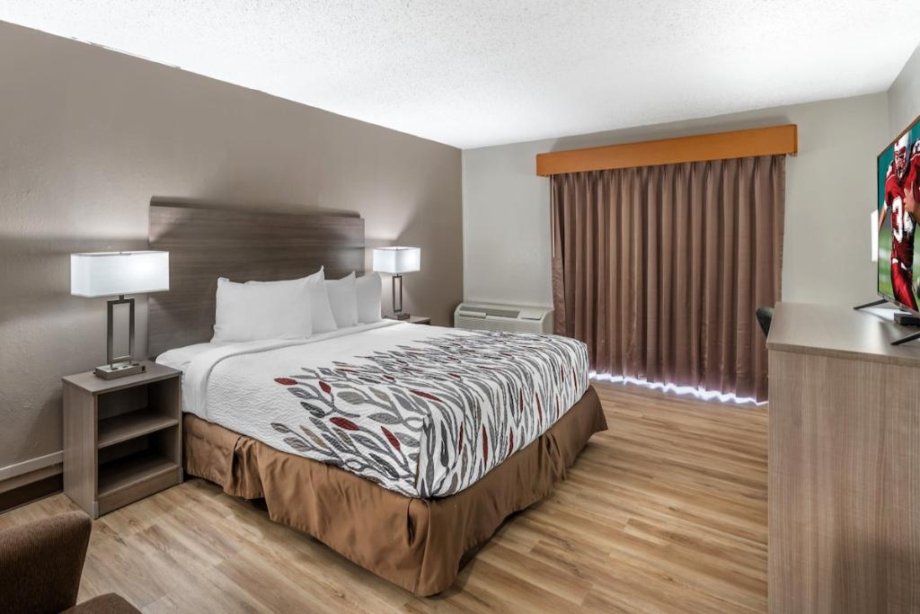 Red Roof Inn & Suites Sulphur Springs - Single Bedroom-3