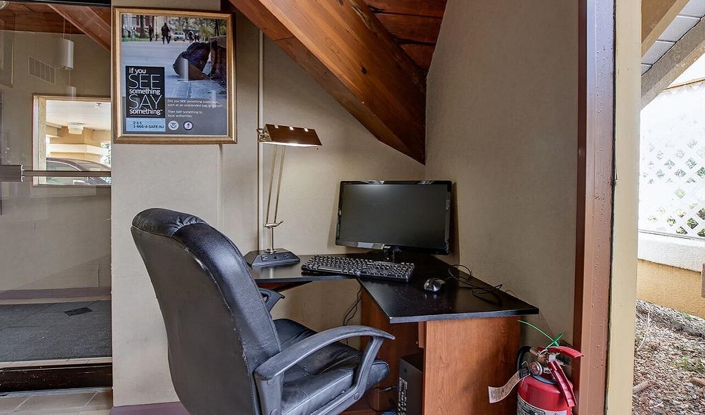 Scottish Inn Whippany - Business Center