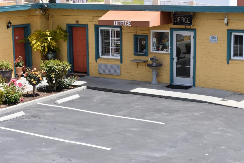 Seaside Inn Monterey - Exterior Office Entrance