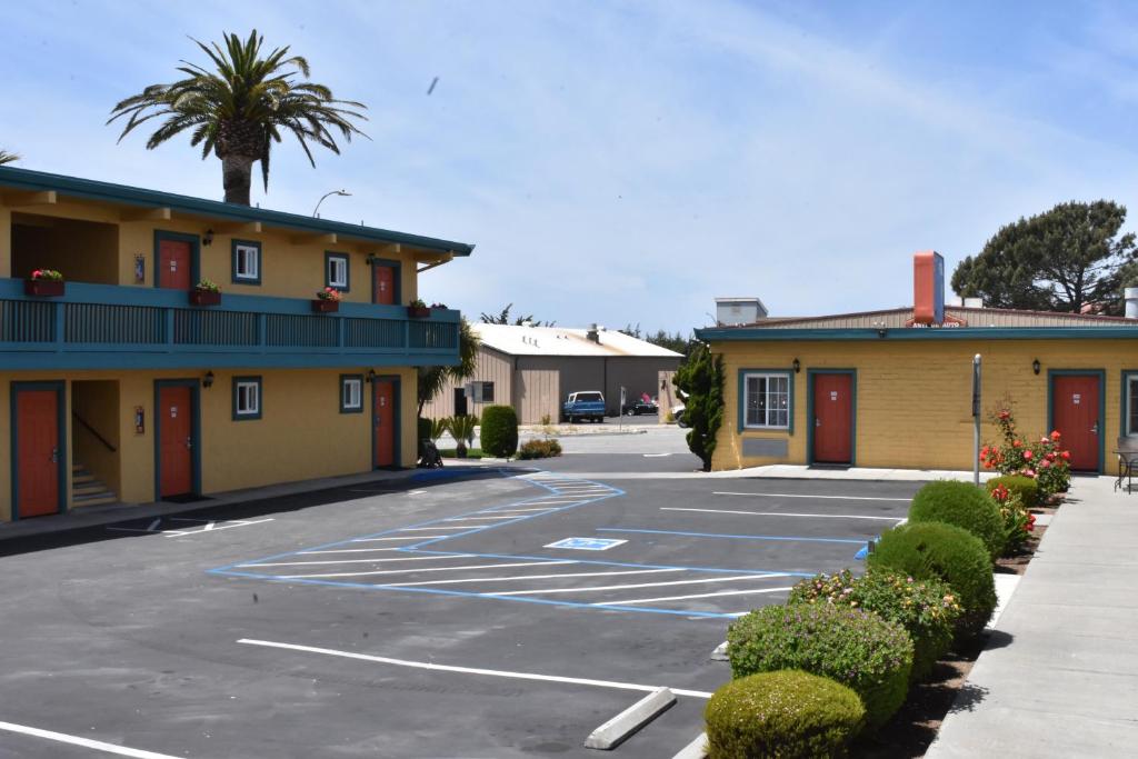 Seaside Inn Monterey - Exterior Parking Area