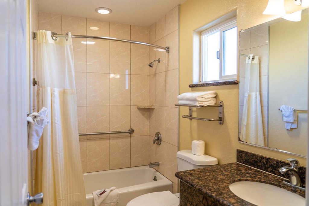 Seaside Inn Monterey - Room Bathroom