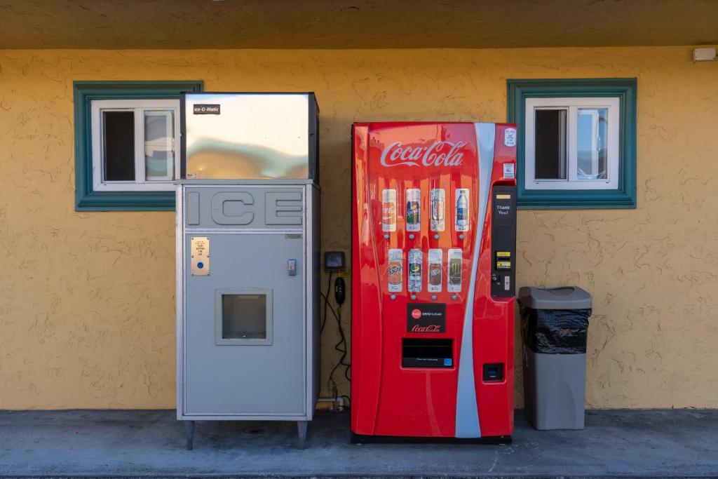 Seaside Inn Monterey - Vending Area