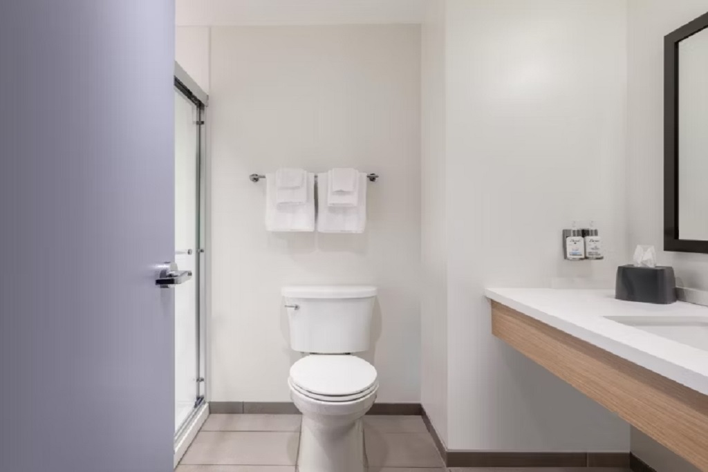 Garner Hotel Londonderry- Washroom -1