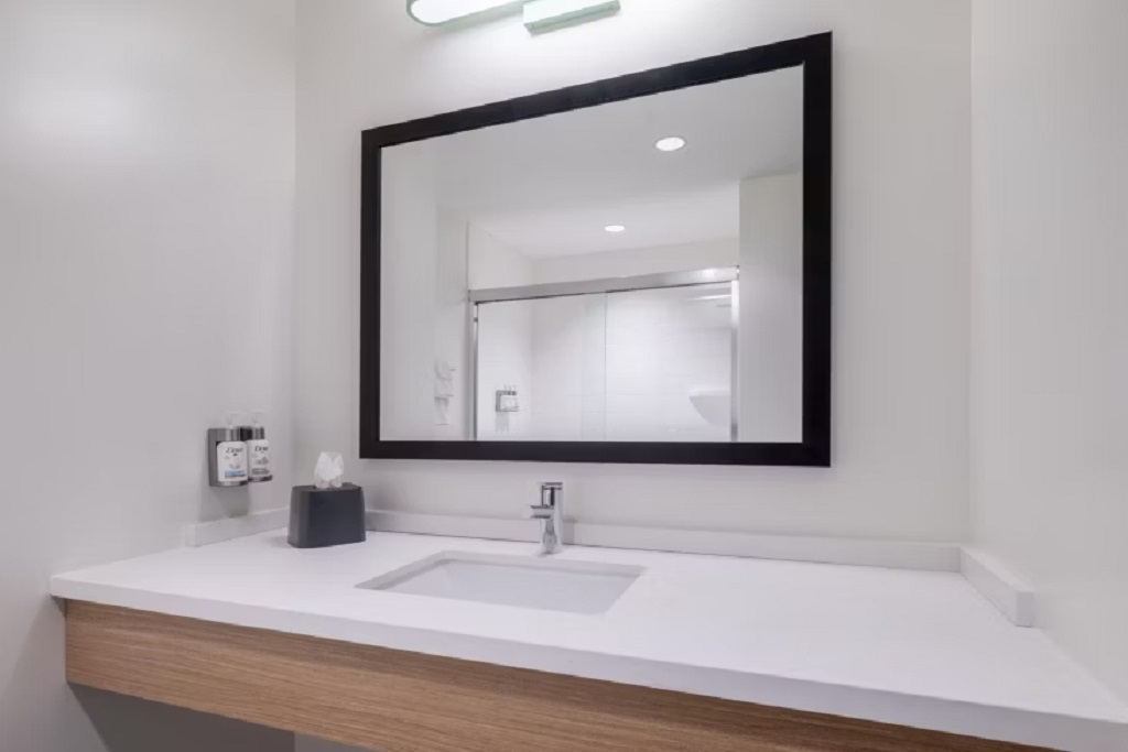 Garner Hotel Londonderry- Washroom