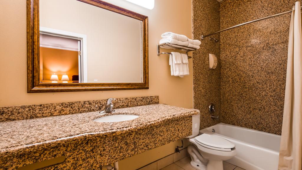 Motel 6 South Gate - Room Bathroom