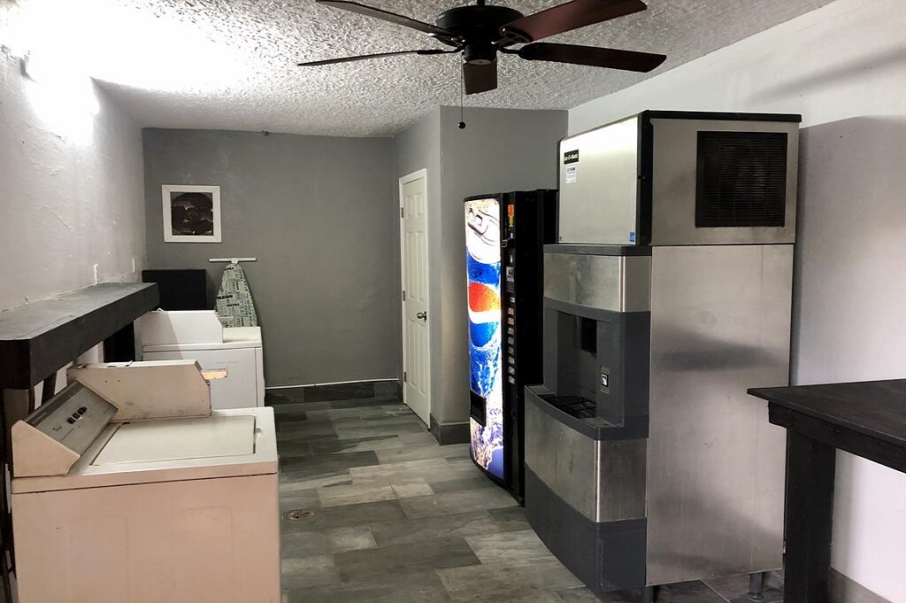 Tarpon Inn - Laundry Area