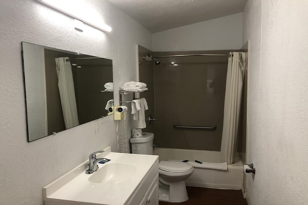 Tarpon Inn - Room Bathroom