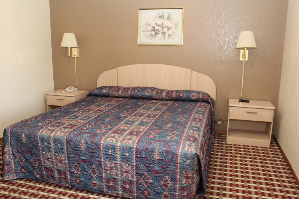 Texas Inn and Suites San Benito - Single Bed Room (King)