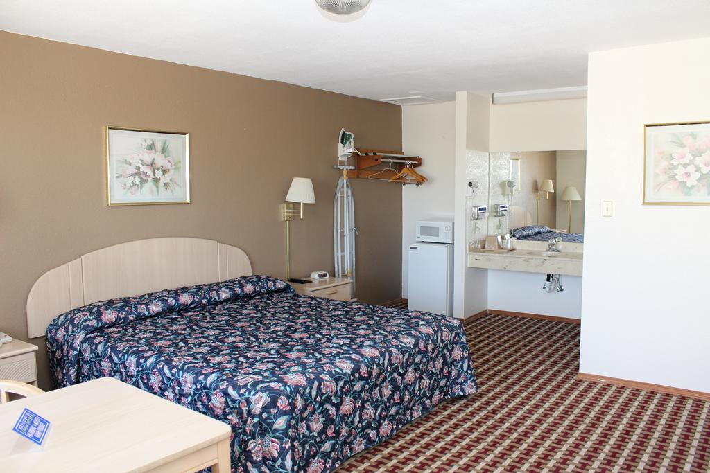 Texas Inn and Suites San Benito - King Bed Room