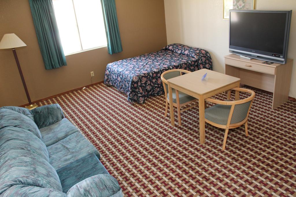 Texas Inn and Suites San Benito - Single Bed with Sofa