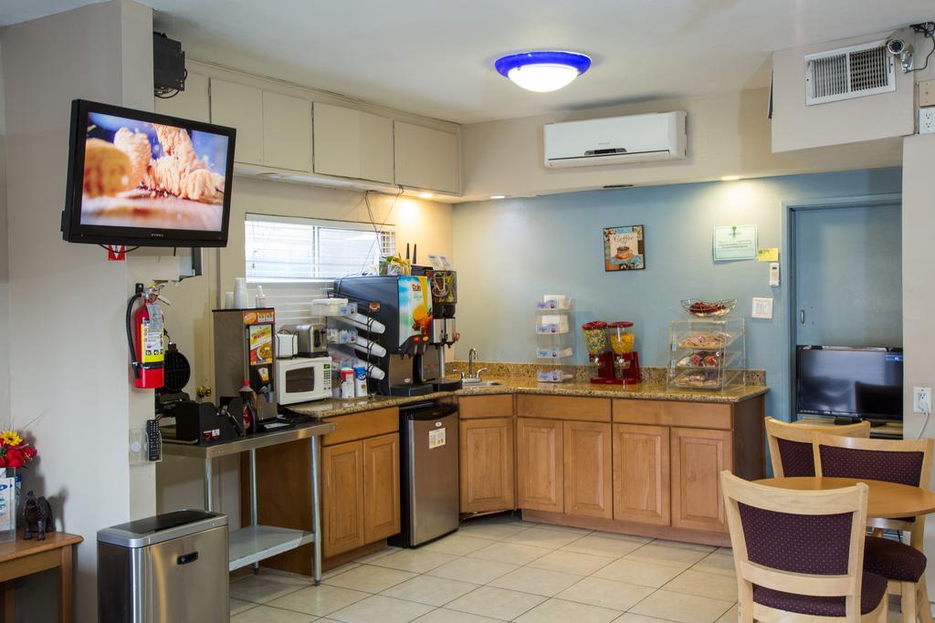 Townhouse Inn and Suites Brawley - Breakfast-2