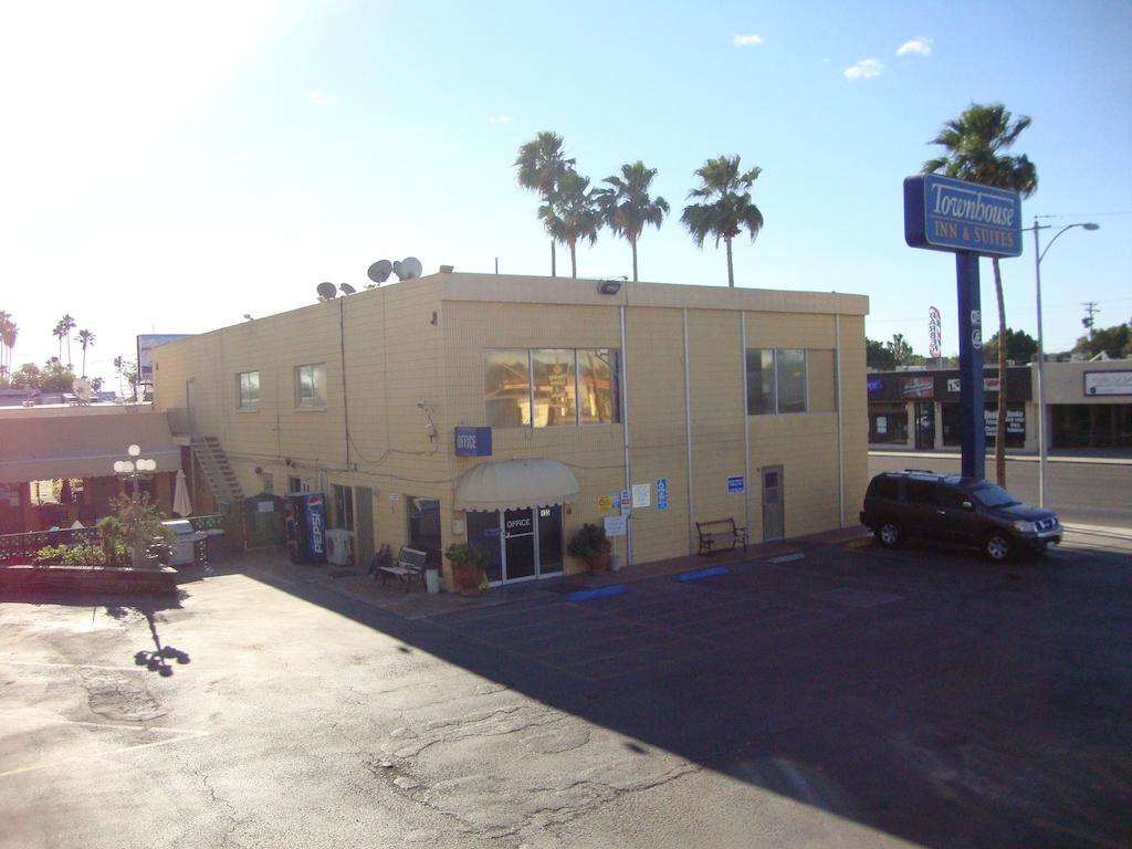 Townhouse Inn and Suites Brawley - Exterior-2
