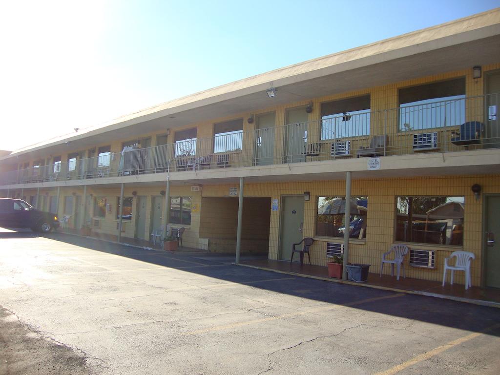 Townhouse Inn and Suites Brawley - Exterior-4