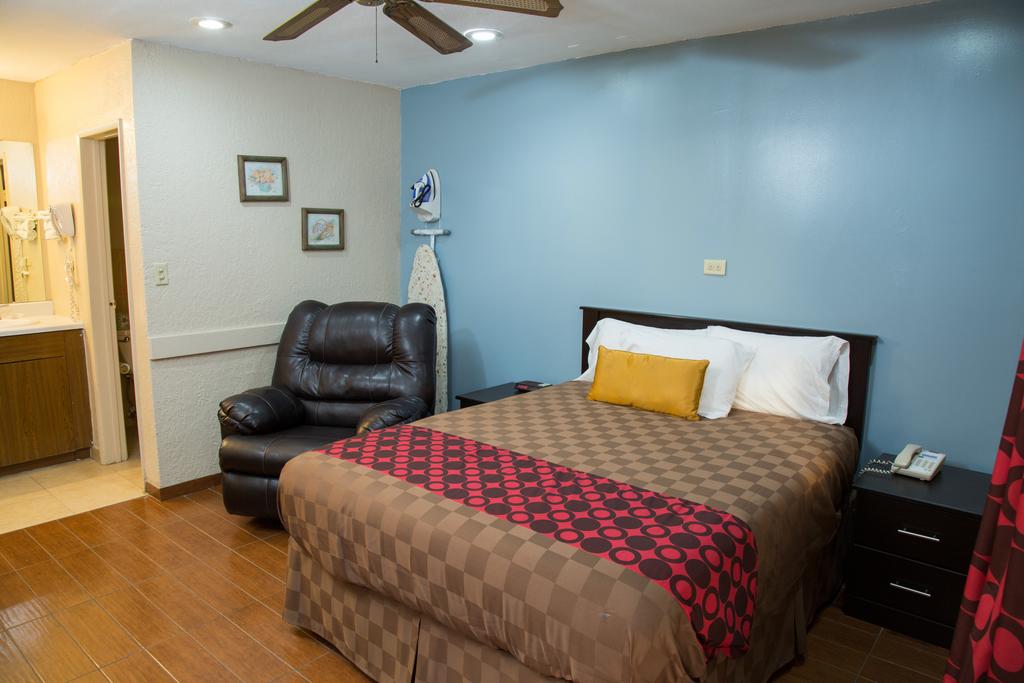 Townhouse Inn and Suites Brawley - Single Bed-3