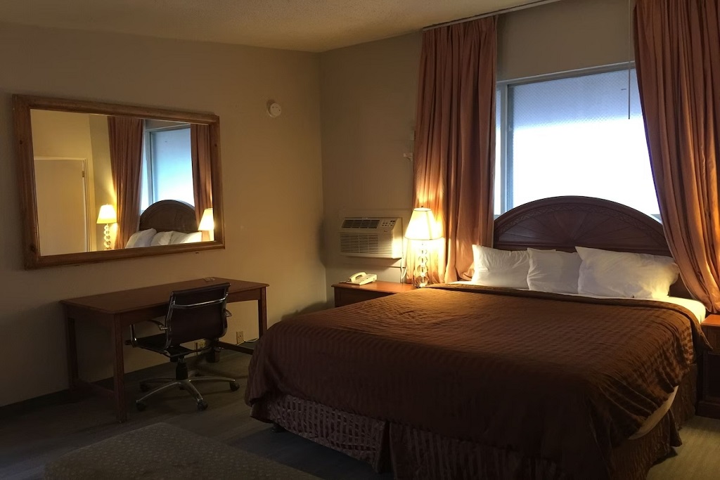 University Inn Chico - Suite Bed Room-2