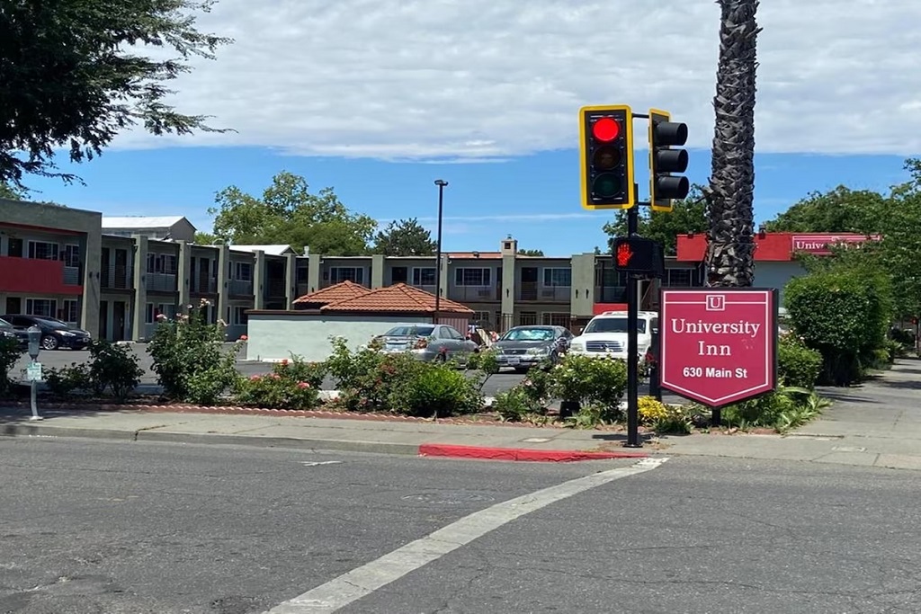 University Inn Chico - Exterior-6