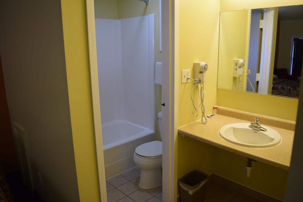 White Oaks Motel - Guest Bathroom