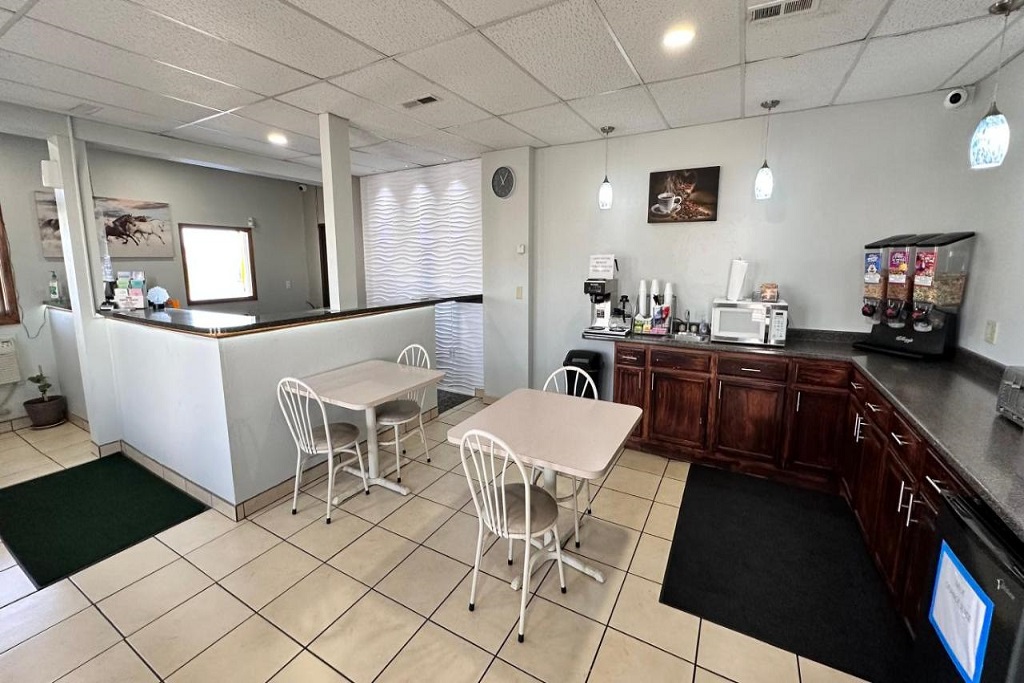 Yankton Inn - Breakfast Area